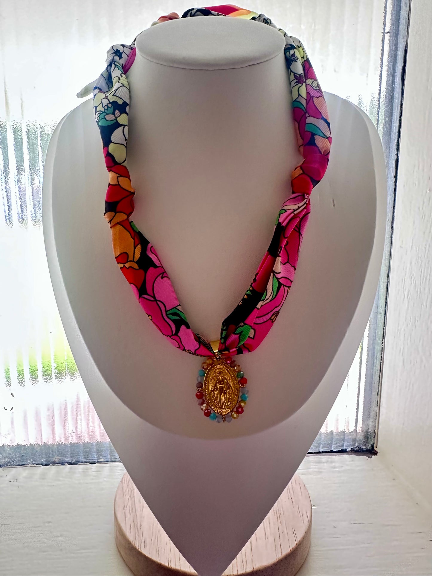 Colorful Knot with Mary